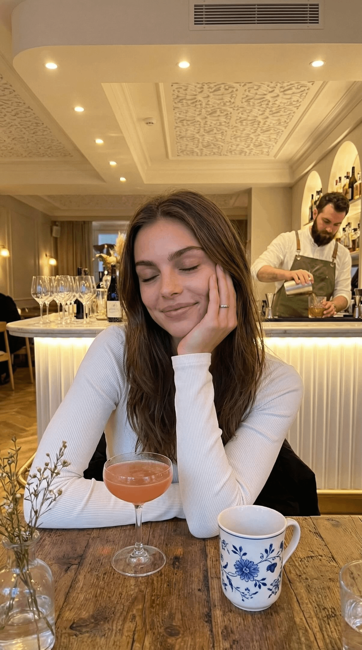 KI-generiertes Lifestyle-Porträt einer Frau in einem gemütlichen Café mit Cocktail, erstellt mit Nano Banana 2