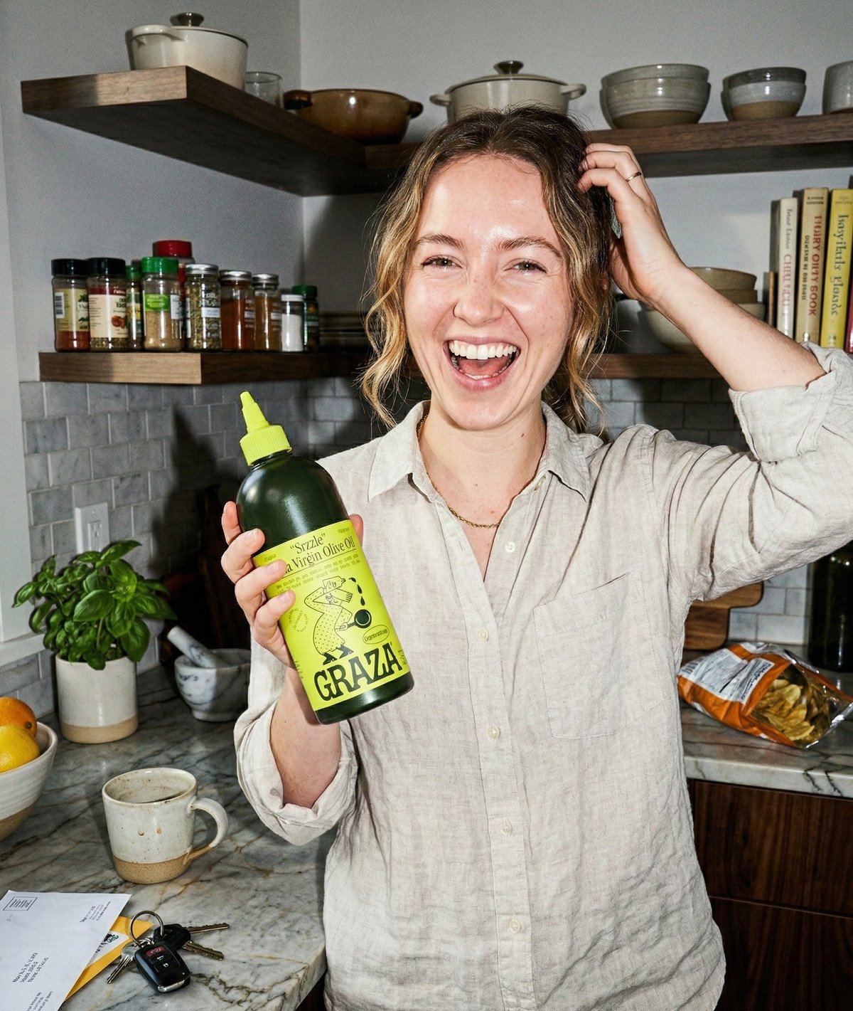KI-generiertes Lifestyle-Foto einer Frau mit Olivenölflasche in der Küche, erstellt mit Nano Banana 2